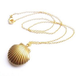 Gold Tone Seashell Locket w  18 Chain